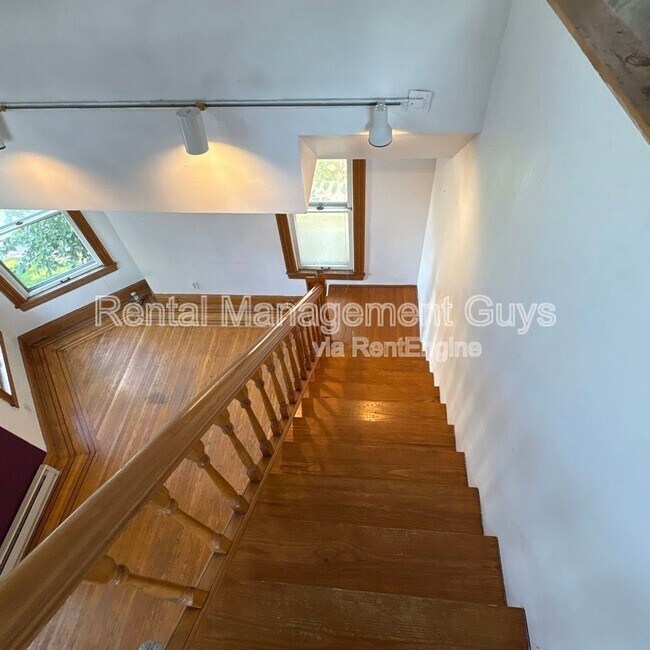 Building Photo - 2647 Girard Ave S