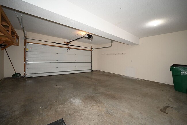 Building Photo - 4 Bedroom,2.5 Bath with 2-car garage Platt...