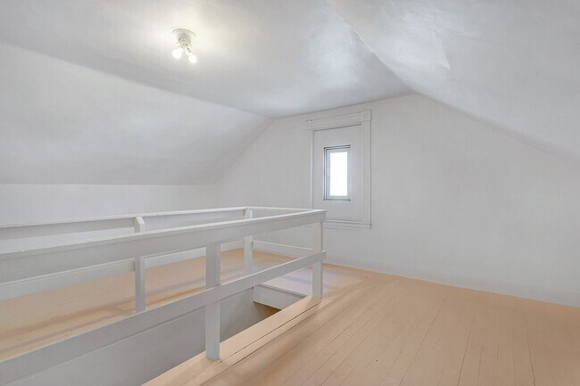 Building Photo - Updated 2 Bed, 1.5 Bath Home in Bloomfield...