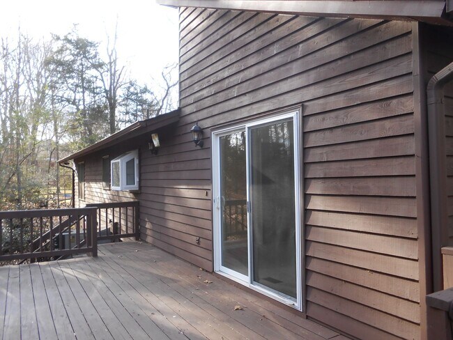 Building Photo - Peaceful Carrboro Living with Private Deck & Wooded Views