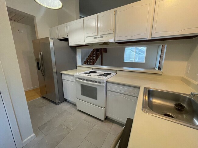 Building Photo - 2 bed 2 bath available now!