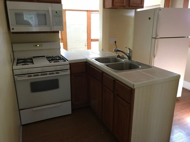 Building Photo - 930 Hudson Ave