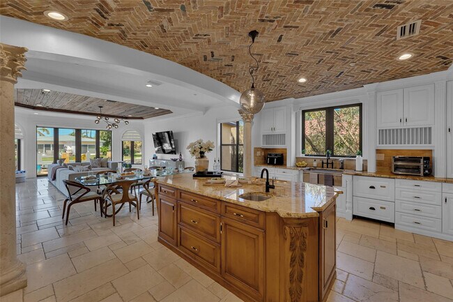 Building Photo - 1011 Rhodes Villa Ave