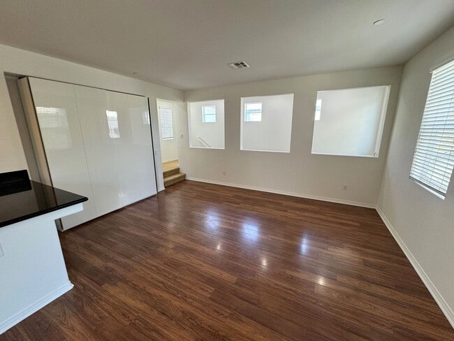 Building Photo - Riverpark Townhome