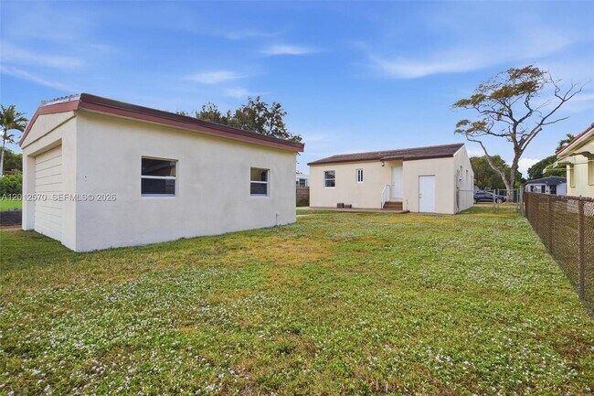 Building Photo - 461 Plover Ave
