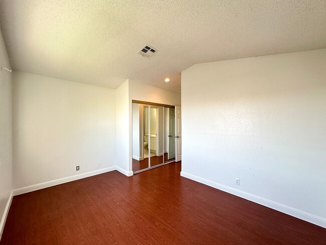 Building Photo - El Parque Condo