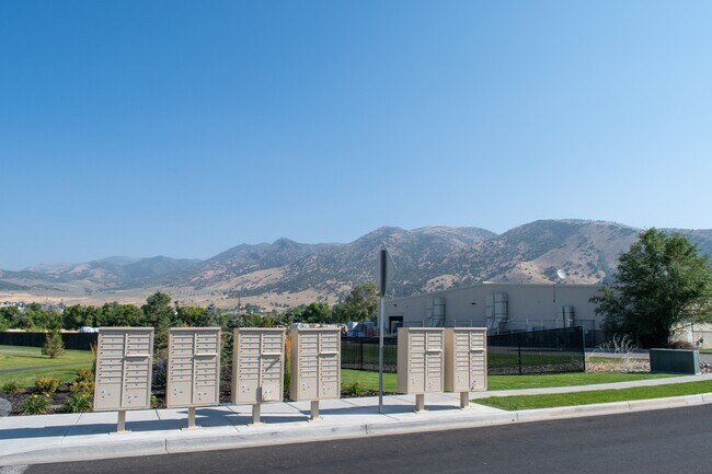 Building Photo - 144 W 425 N