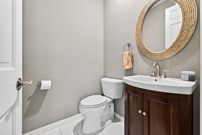 Building Photo - 8455 Woodbriar Dr