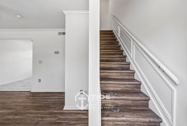 Building Photo - Comfortable Living Near Greenway Access