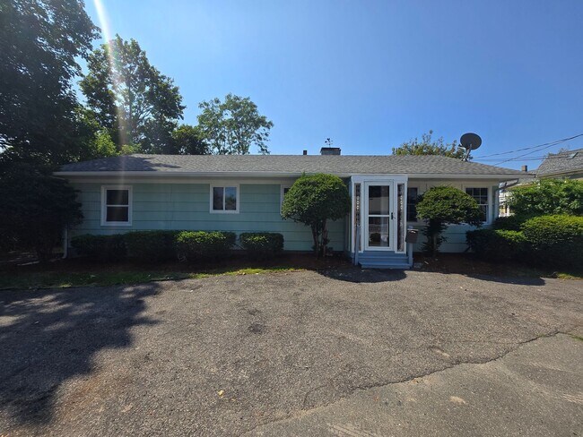 Building Photo - 4 Bd 1.5 Bath Single Family House in Hyde ...