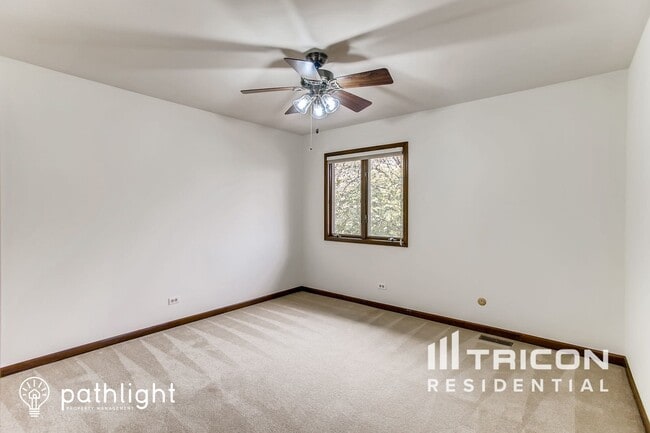 Building Photo - 2479 Lakeside Dr