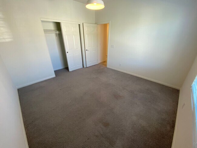 Building Photo - Beautiful 4 bed/3 home located in Henderson.