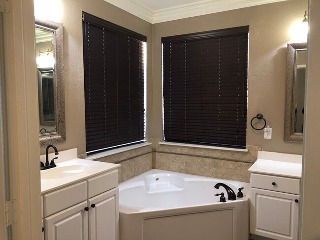 Building Photo - 6817 Hillwood Dr