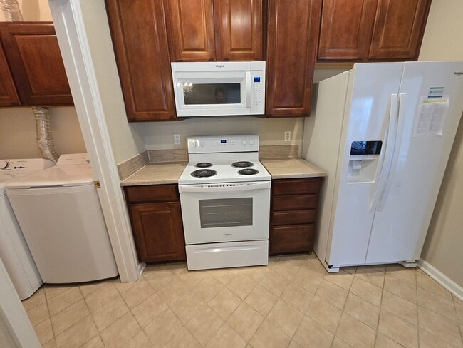 Building Photo - Fresh 2 bedroom, 2 bathroom condo located in Meadows on the Parkway in the heart of Boulder.