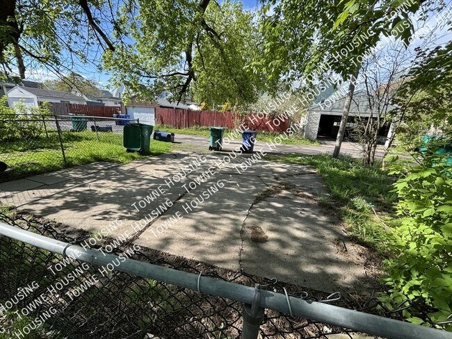 Building Photo - 2418 Whitney Ave