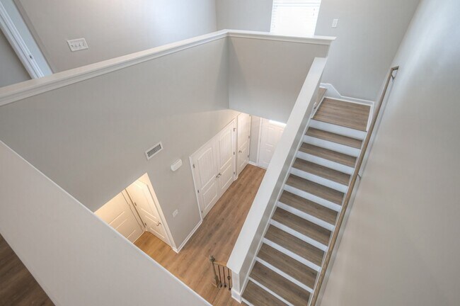 Building Photo - 911 Dahlia Dr