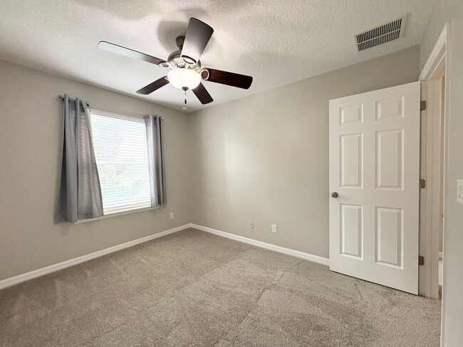 Building Photo - Gorgeous Lake View 3 BR 2.5 bath Luxury To...