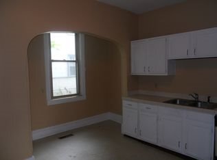 Building Photo - 907 N Oliver Ave