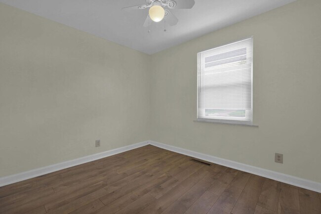 Building Photo - 470 Amesbury Dr