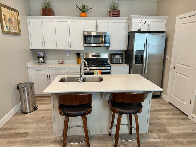 Building Photo - Beautiful Desert Color Condo!!