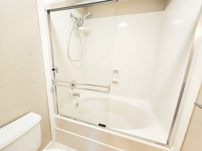 Building Photo - Spacious Townhouse in San Mateo