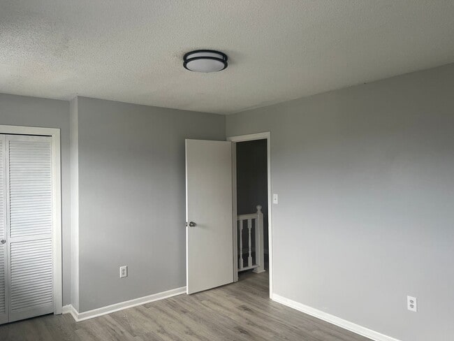 Building Photo - UPDATED 2 BEDROOM TOWNHOUSE WITH COMMUNITY POOL