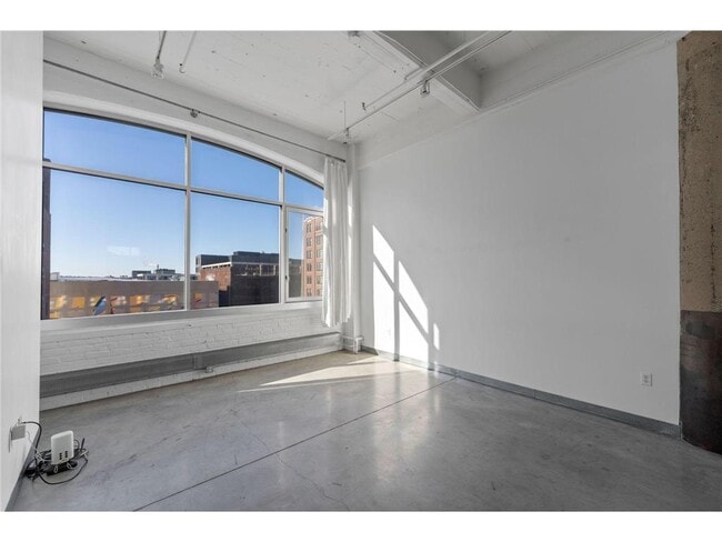 Building Photo - 700 N Washington Ave