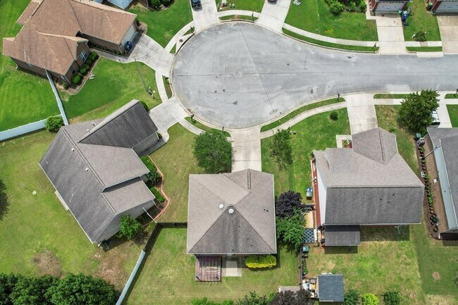 Building Photo - 2525 Millwood Cir SE
