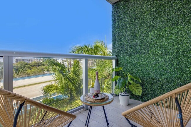 Building Photo - 2602 E Hallandale Beach Blvd