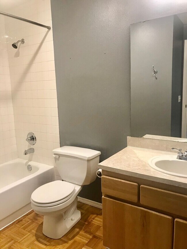 Building Photo - Two Bedroom/Two bath Capitol Hill Condo - ...