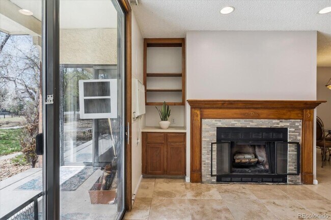 Building Photo - Spacious 2BD, 2BA Condo with Bonus Flex Room