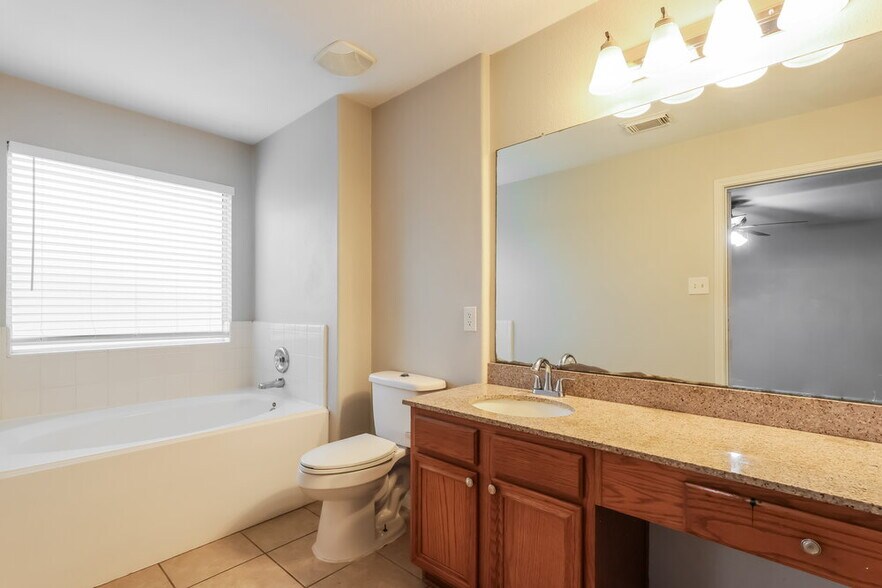Building Photo - 23503 Maple View Dr