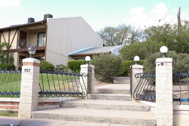 Building Photo - 793 W Mesa Verde Dr