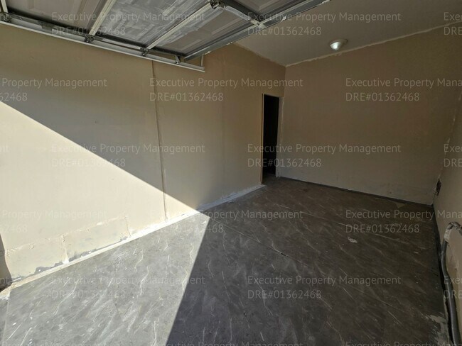 Building Photo - 3 bedroom/ 2.5 bathroom 2 story home.