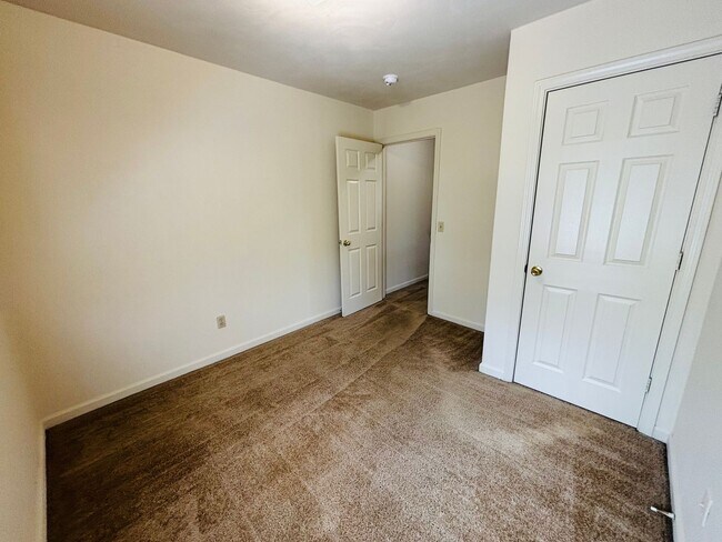 Building Photo - 4 Bedroom 3.5 Bath Townhouse