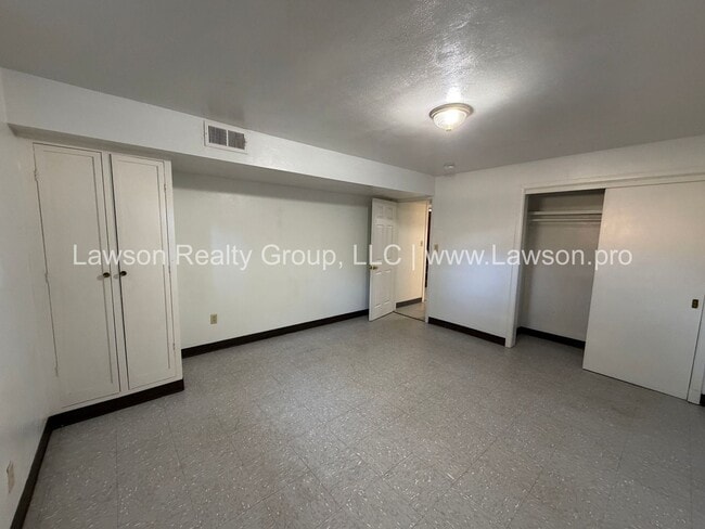 Building Photo - Beautiful Mid Century Modern Grandin Road Home