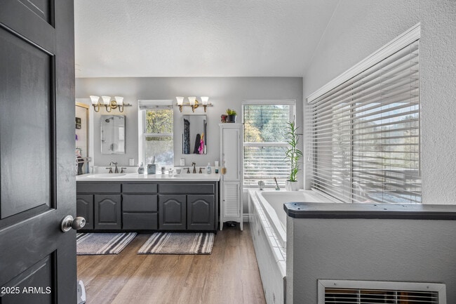 Building Photo - 1207 N Arrowhead Dr
