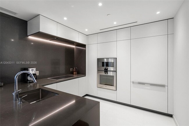 Building Photo - 300 Biscayne Blvd Way