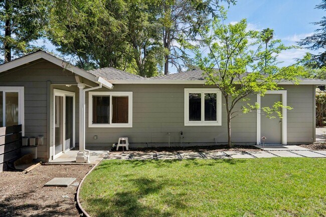 Building Photo - Spacious 3 bed 2 bath Home with Detached 1 bed 1 bath ADU in Los Altos!