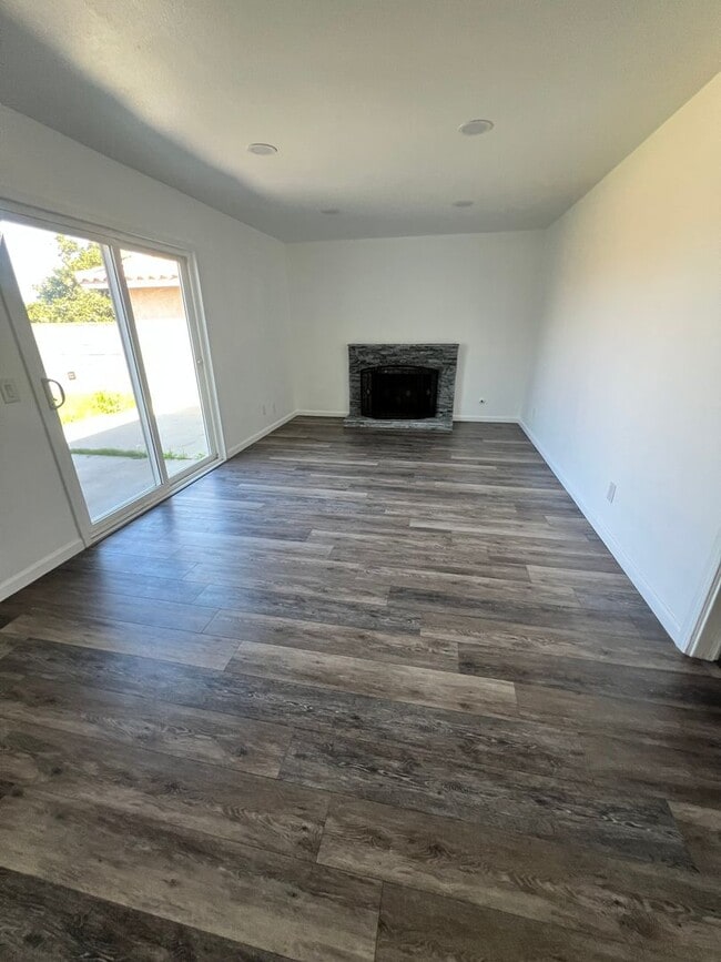 Building Photo - Oxnard - Four bedroom, two bathroom, singl...