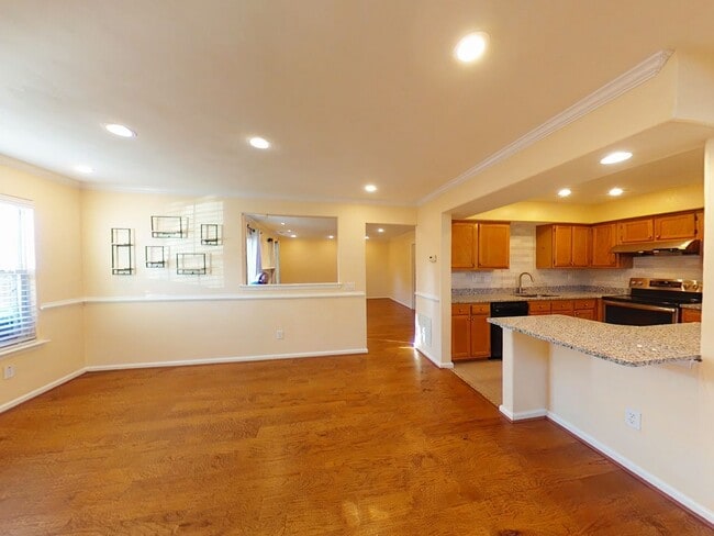 Building Photo - 3 Bedrooms, 2.5 Bathrooms Townhouse Rental in the Gables of York County