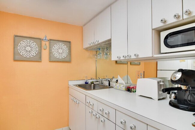 Building Photo - 8921 Blind Pass Rd