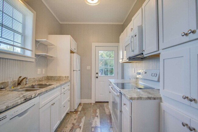 Building Photo - Charming 2-Bedroom Cottage Near Downtown P...