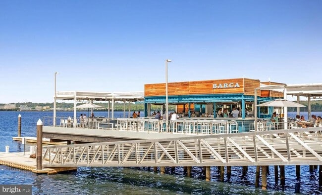 Building Photo - 420 Cook St