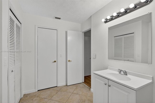 Building Photo - 1833 SW Bellevue Ave