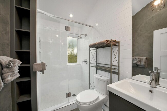 Building Photo - 113 Lost Creek Ln