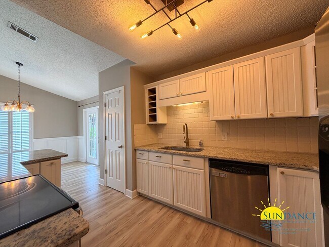 Building Photo - Charming Custom Details & Cul-de-Sac Living in Mary Esther!