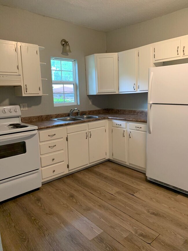 Building Photo - 817 W Matthews Ave