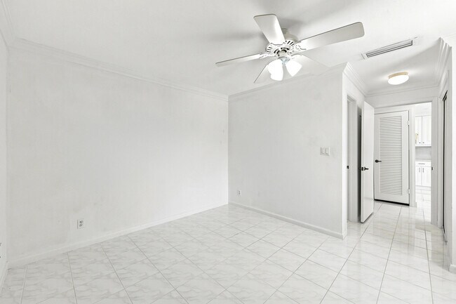 Building Photo - 126 West Ct