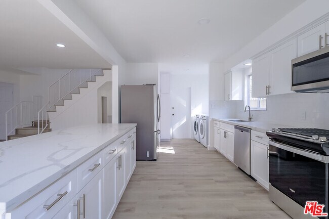 Building Photo - 823 S Detroit St